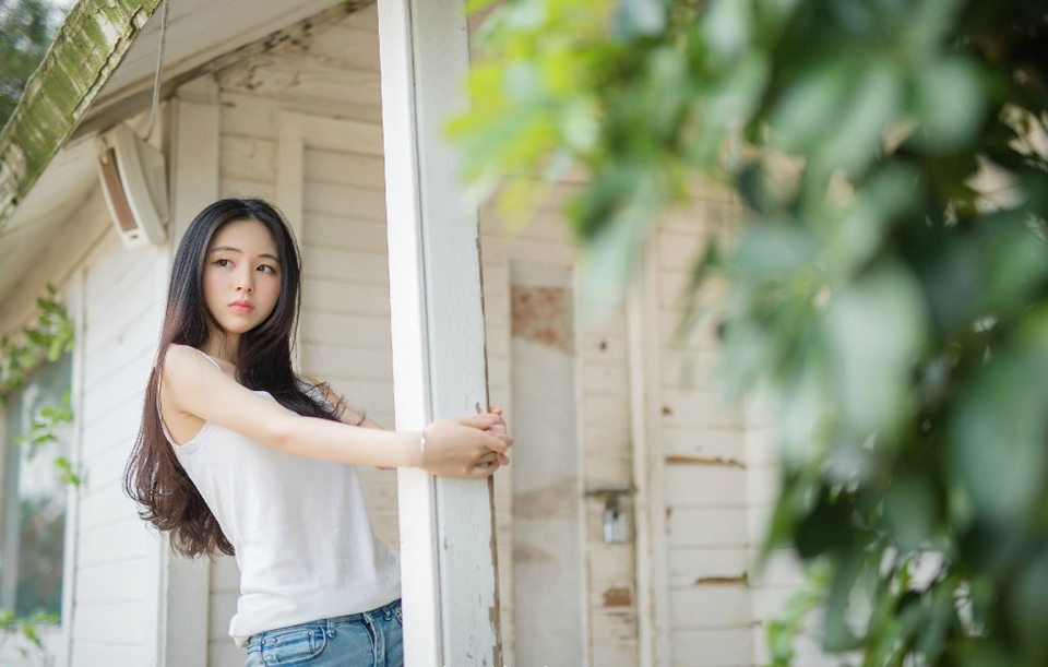 “夫人，有事？”刘璝回头，看着这个曾经名满蜀中的美人，如今却已经成了自己的妻子，成了自己孩子的娘亲，当初不知道羡煞多少蜀中俊杰，每每想到这里，刘璝就一阵自豪。